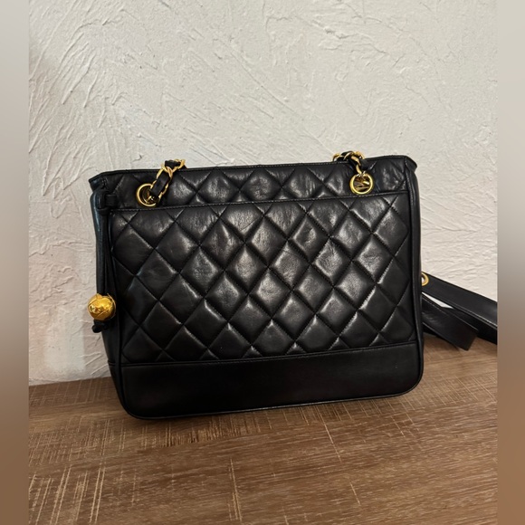 Authentic CHANEL handbags excellent condition - Picture 4 of 4